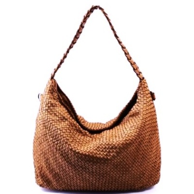Mala de ombro castanha com padrão trançado e alça trançada