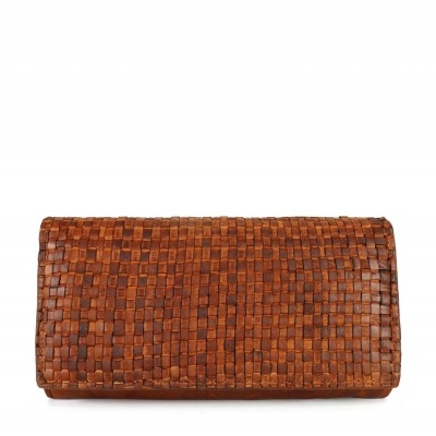Carteira castanha em couro com padrão entrelaçado em fundo branco