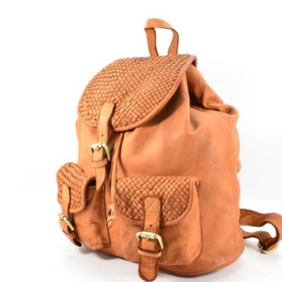 Mochila de couro castanho claro com detalhes trançados