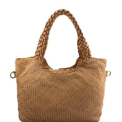 Bolsa castanha trançada com alça grossa trançada e argolas metálicas laterais
