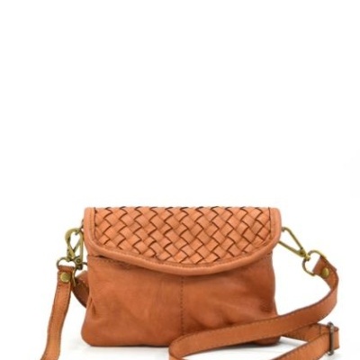Mala pequena de ombro em pele castanha com design trançado na aba