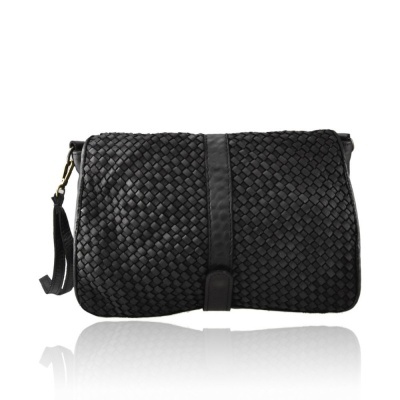 mala clutch preta com textura entrelaçada e alça lateral