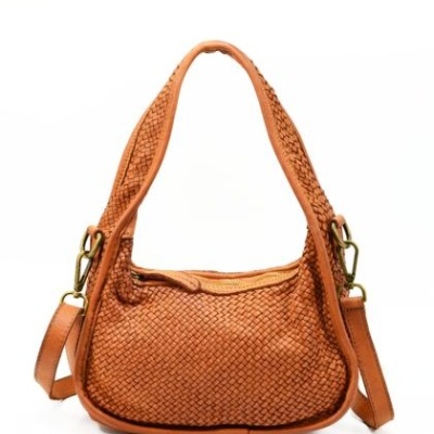 Mala de ombro castanha em padrão trançado com alças de pele sintética.