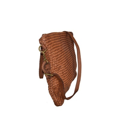 Mala de ombro castanha trançada com alça e fivela dourada