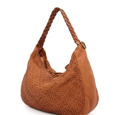 Mala de ombro castanha com padrão trançado e alça trançada
