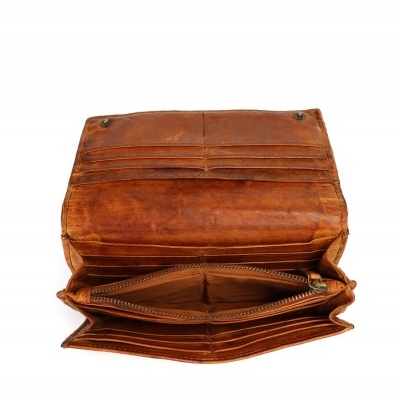 Carteira de couro castanho aberta com vários compartimentos para cartões e bolso com fecho