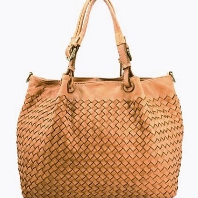 Mala de mão nude com padrão trançado e alças em couro