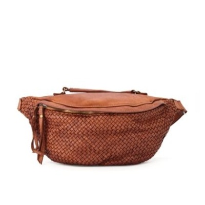 Bolsa pochete de couro castanho com textura trançada e zíper dourado