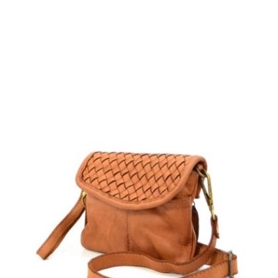 Bolsa pequena castanho claro em couro com aba entrelaçada sobre fundo branco