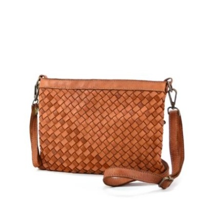 Mala de ombro castanha em pele trançada com correia ajustável.