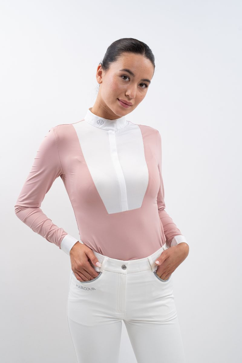 Pólo de Concurso de Senhora HARCOUR Stella 'W25' Pessoa com blusa rosa e branca e calças brancas em fundo branco
