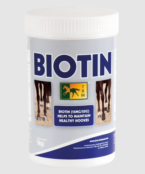 Suplemento BIOTIN 15MG/25G 1KG TRM® Recipiente branco de suplemento de biotina para cavalos com rótulo azul e imagens de patas de cavalo
