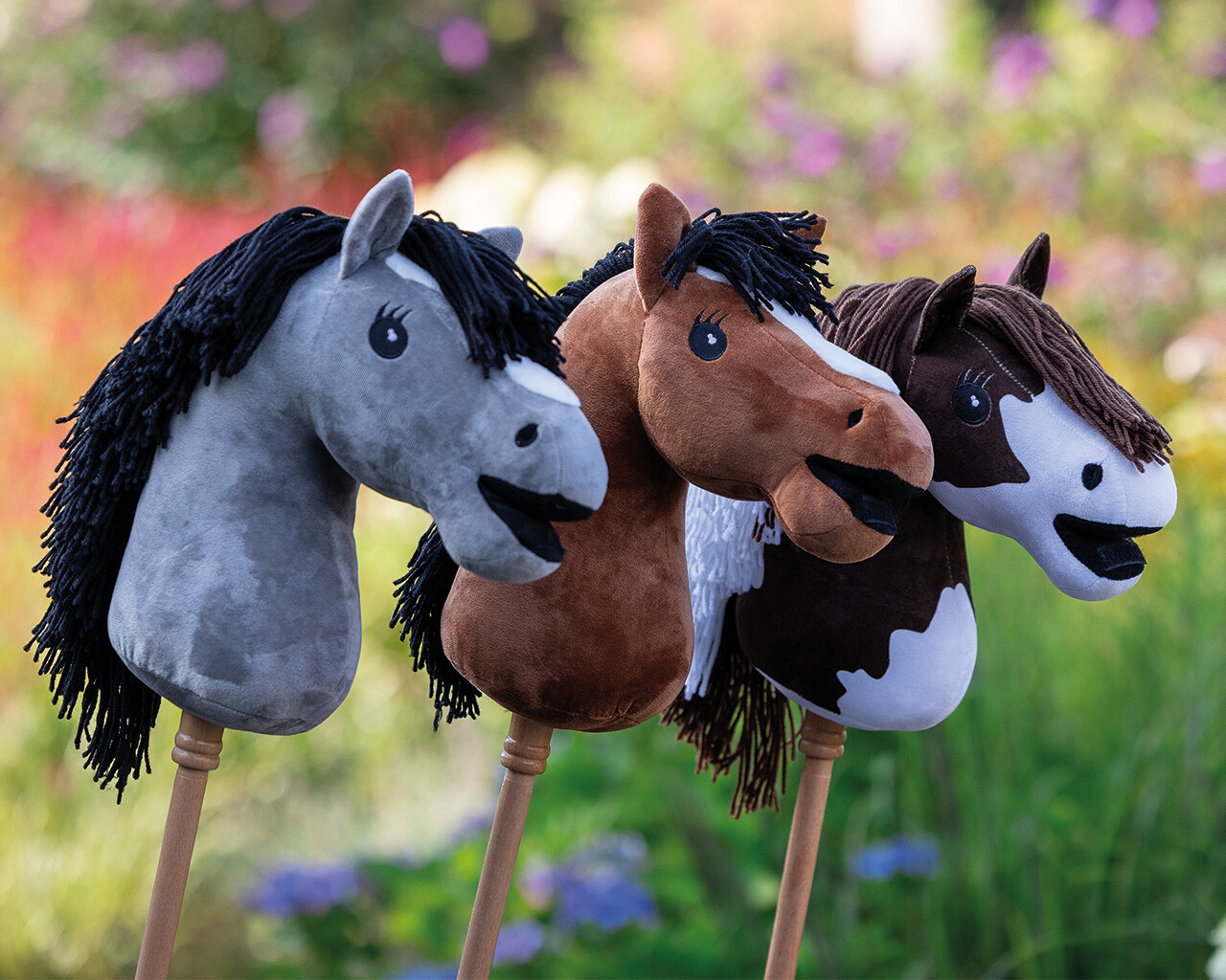Hobby Horse QHP Três brinquedos de cavalo de pelúcia em paus de madeira ao ar livre
