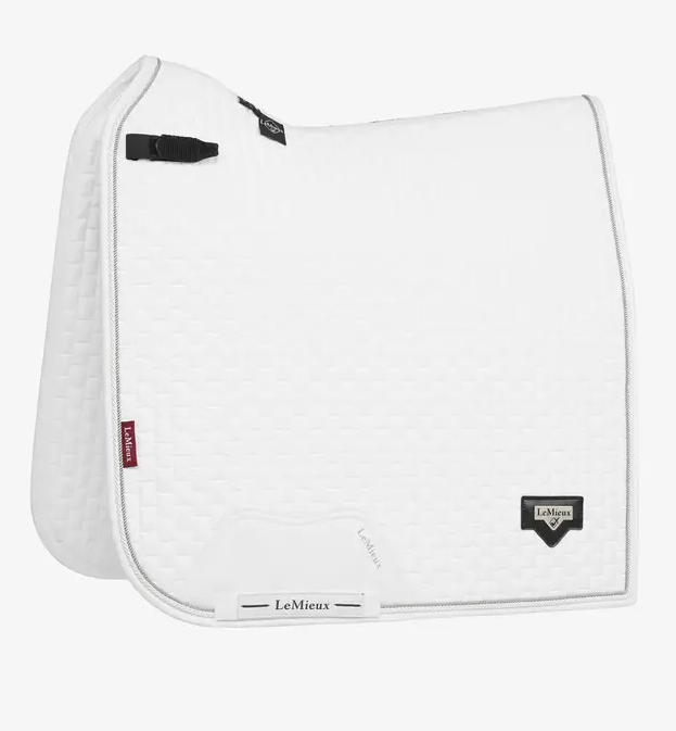 Suadouro de Dressage LEMIEUX 'Puissance' Tapete de sela branco com textura geométrica e etiquetas LeMieux
