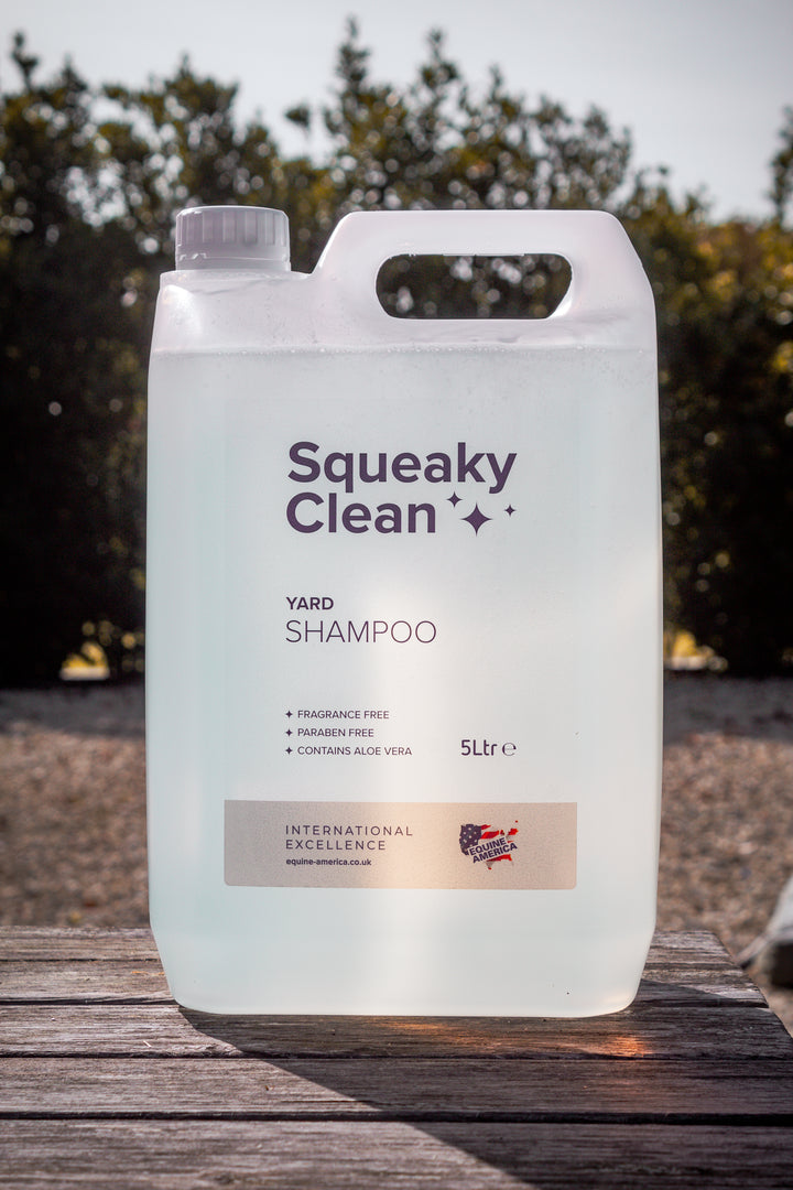 Shampoo EQUINE AMERICA 'Yard' 5L Frasco plástico transparente de shampoo Squeaky Clean Yard 5L sobre madeira ao ar livre