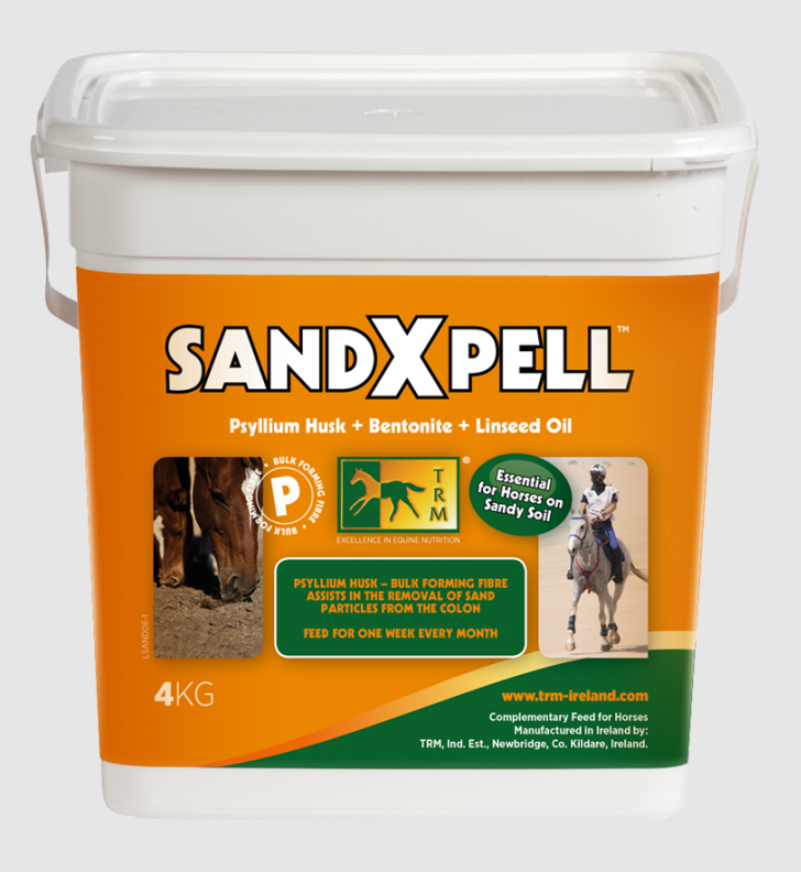 Suplemento SandXpell Pellets TRM® Balde branco com suplemento para cavalos SandXPELL, etiqueta laranja e verde, 4 kg