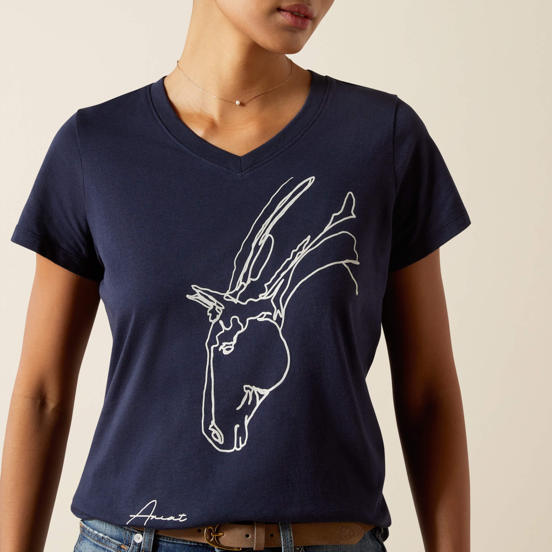 T-Shirt de Senhora ARIAT Hay Girl T-shirt azul escura com desenho branco de cabeça de antílope