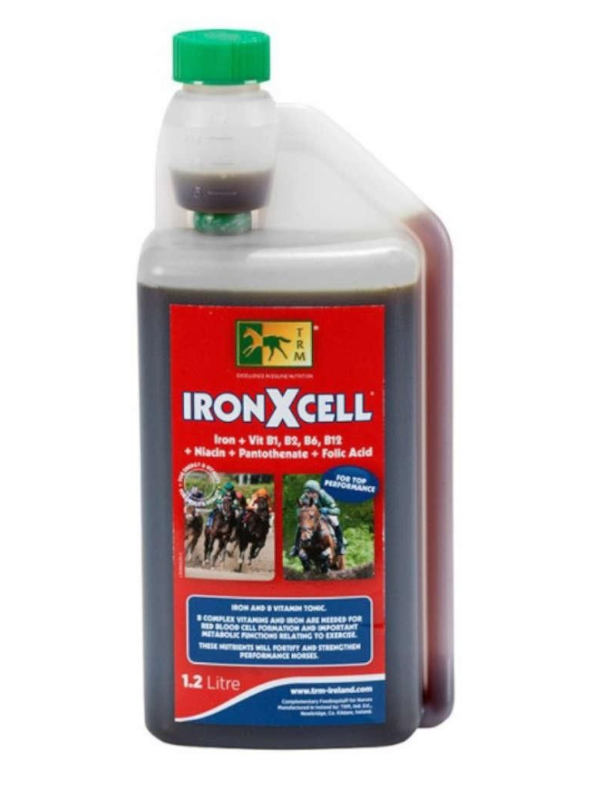 Suplemento IronXcell TRM® Embalagem plástica com líquido para cavalos, rótulo vermelho e tampa verde
