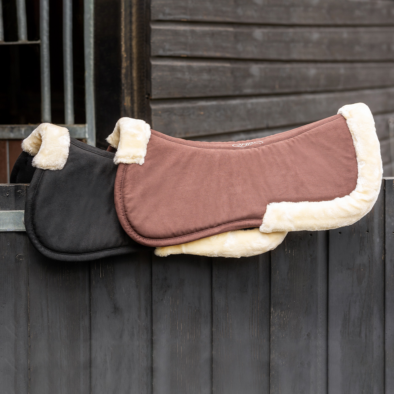 Protector de Dorso Memory Foam QHP Ontario Dois alcatruzes para cavalos castanho e preto com forro branco em madeira preta