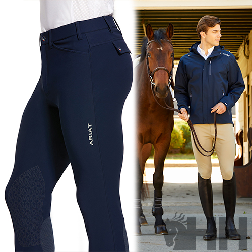 Calças de Homem ARIAT Tri Factor Grip Knee Patch Calças de equitação azuis escuras com reforço antiderrapante e homem vestindo equipamento equestre com cavalo castanho