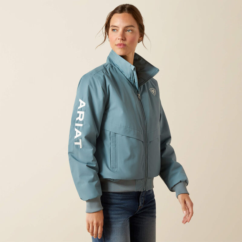 Blusão de Senhora ARIAT Stable 2.0 W25 Casaco azul com texto ARIAT na manga e logotipo no peito