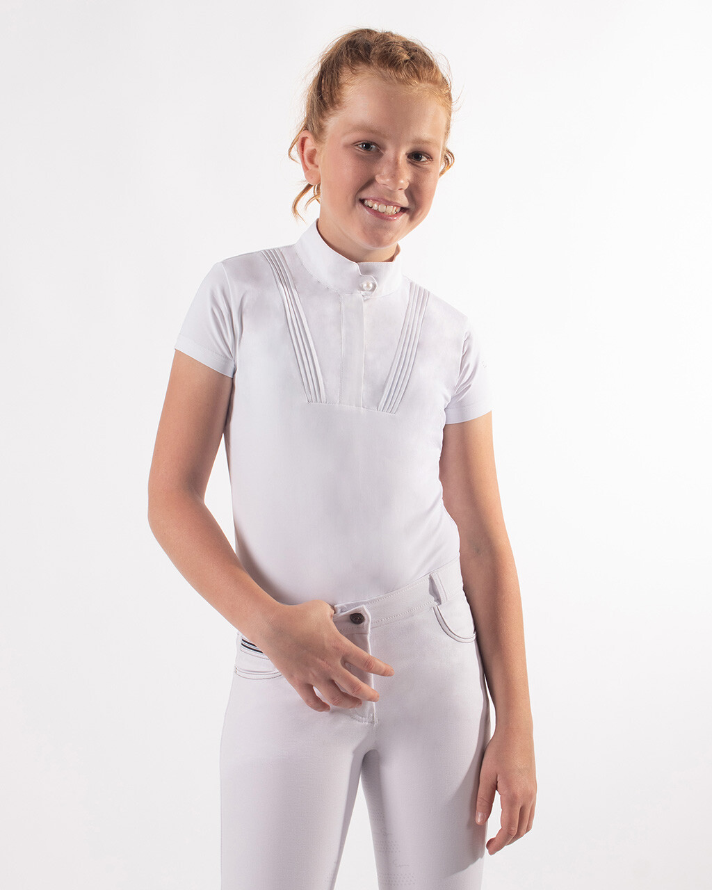 Pólo de Concurso de Criança QHP "Riva" Menina com roupa desportiva branca, t-shirt e calças ajustadas, fundo branco