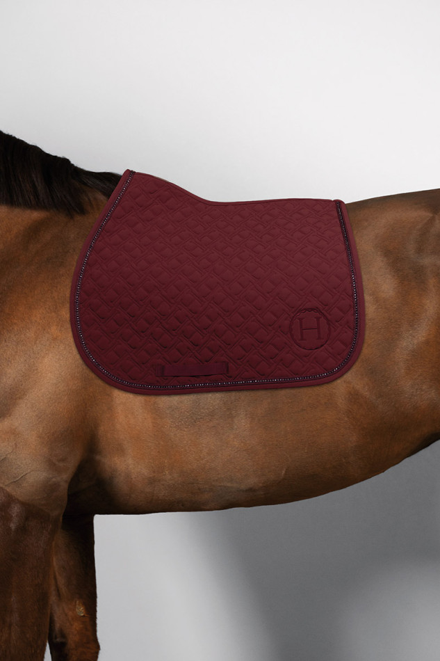 Suadouro HARCOUR Saphir 'W26' Tapete para cavalo bordado em tecido bordô com padrão geométrico sobre cavalo castanho