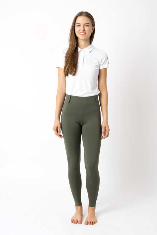 Leggings de Senhora HORZE Dea Full Grip Mulher a usar polo branca e leggings verdes sobre fundo branco