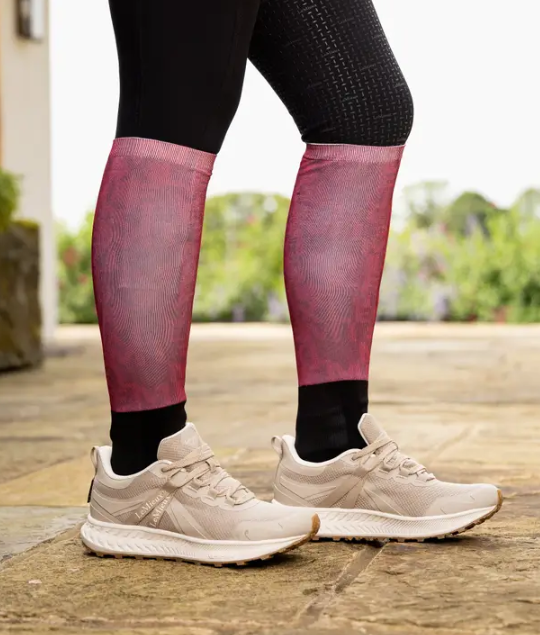 Meias LEMIEUX Footsie Pernas com leggings pretas, meias vermelhas compridas e sapatilhas desportivas bege claras