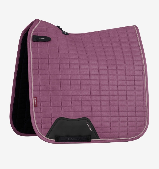 Conjunto Dressage Suadouro + Orelheiras LEMIEUX Tapete de sela púrpura matelassado com detalhes pretos e marca LeMieux