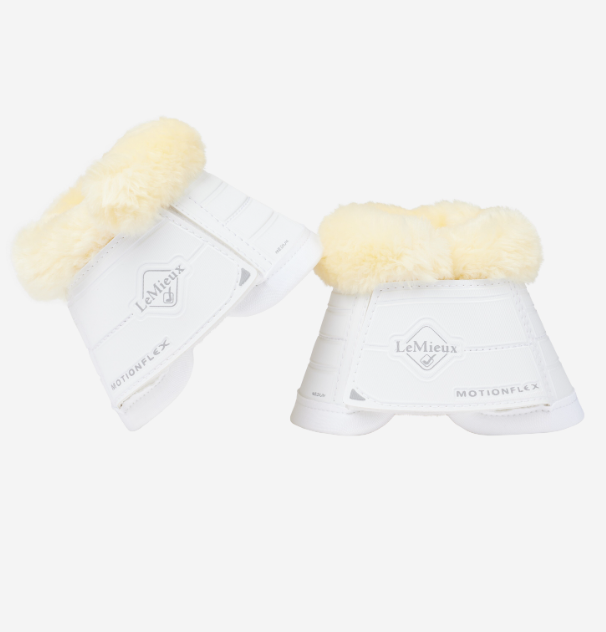 Cloches LEMIEUX Motionflex Protetores para cascos de cavalo brancos com acabamento felpudo creme