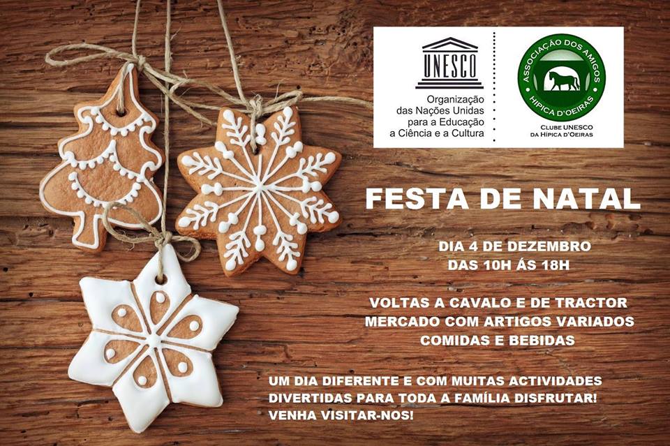 Bolachas de Natal decoradas e penduradas com cordão rústico sobre madeira, cartaz de festa de Natal com informações em português.