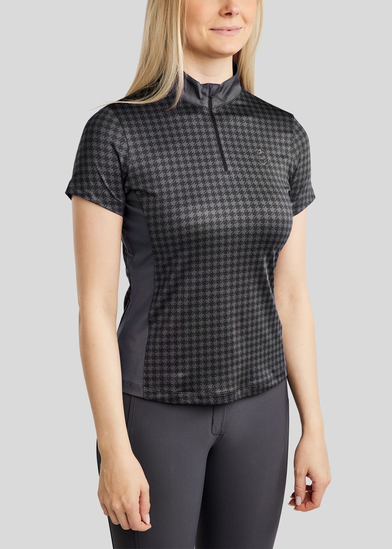 Pólo de Senhora MONTAR 'Hannah Allover Printed' Camisola de senhora de manga curta cinza com padrão pied-de-poule e fecho curto ao centro