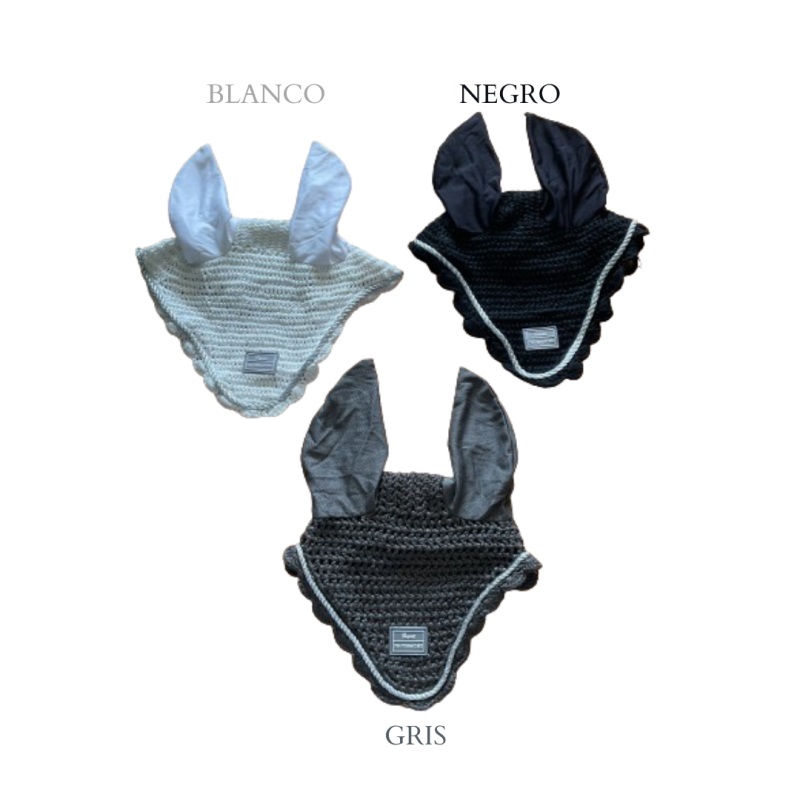 Três toucas de crochê com orelhas em tecido nas cores branco, negro e gris