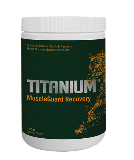 Suplemento VETNOVA 'Titanium MuscleGuard Recovery' Pote de suplemento alimentar Titanium MuscleGuard Recovery de cor branca com rótulo verde escuro