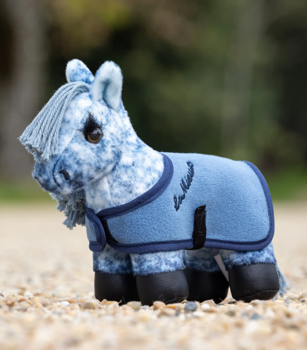 Peluche LEMIEUX Tiny Pony Pelúcia de cavalo azul com manta azul claro em superfície de pedras pequenas