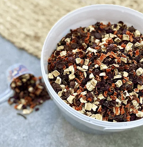 Suplemento HORSEFLEX "Veggie Treat Mix" Recipiente branco com mistura seca de chá ou ervas coloridas em superfície cinza