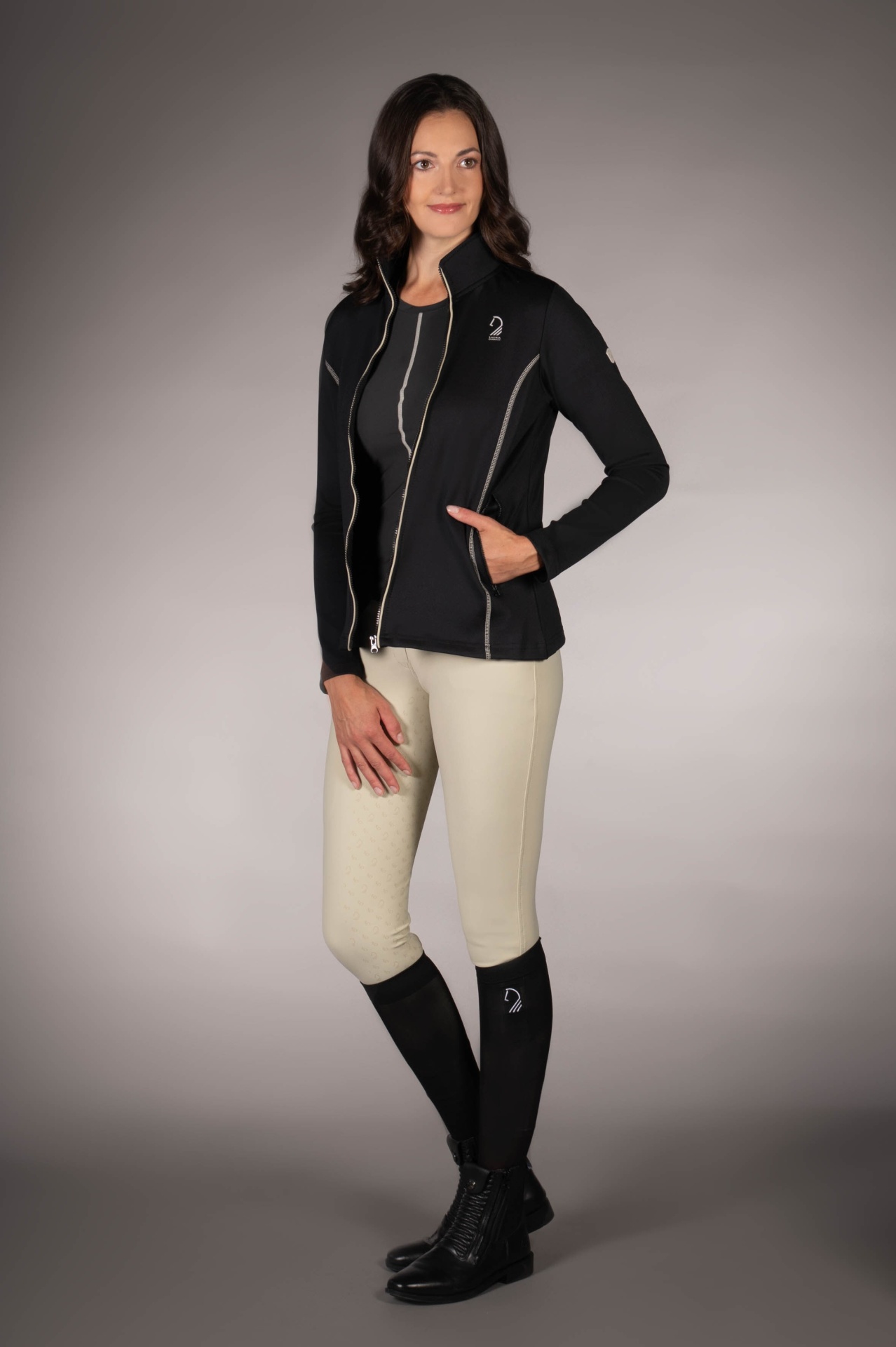 Casaco de Senhora LAURIA GARRELLI 'Limone' Modelo a usar casaco preto com fecho e calças bege e pretas