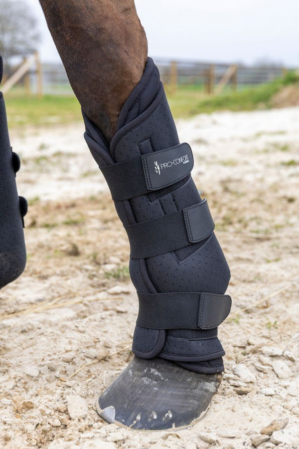 Protectores de Descanso c/ Forro Removível PRO-CONFORT Otello Perneira de proteção preta para cavalo com três tiras de velcro
