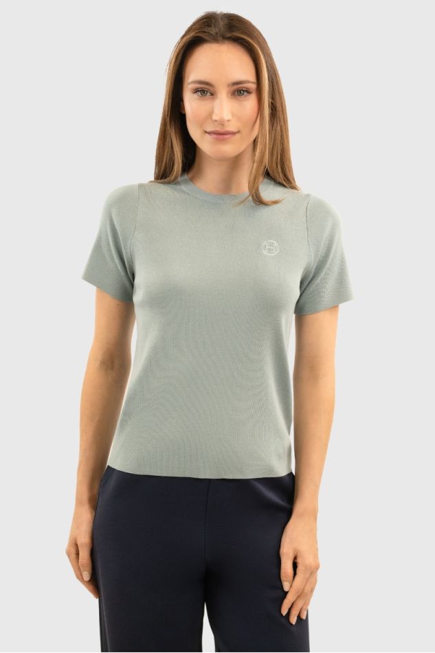 T-Shirt de Senhora HARCOUR Tzimi T-shirt feminina verde-água com símbolo branco bordado e calças pretas