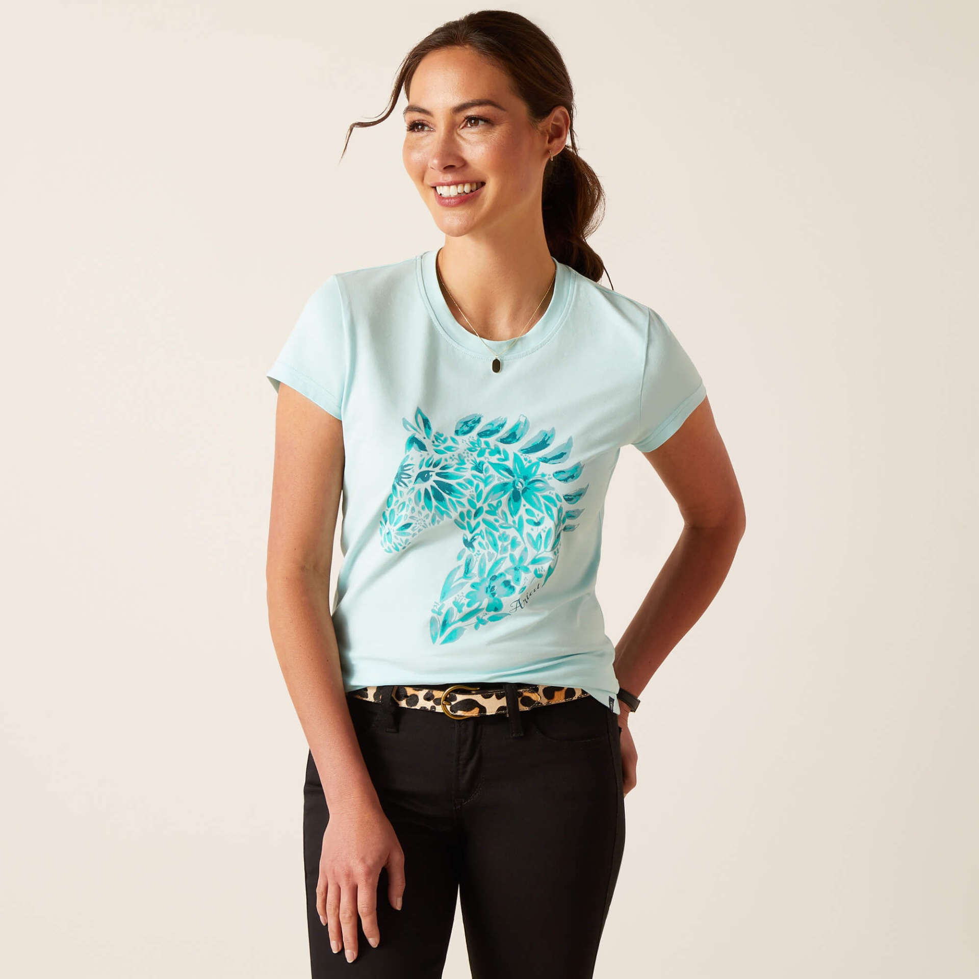 T-Shirt de Senhora ARIAT "Floral Mosaic" SS24 Mulher a usar t-shirt azul claro com estampa de cavalo azul feita de folhas