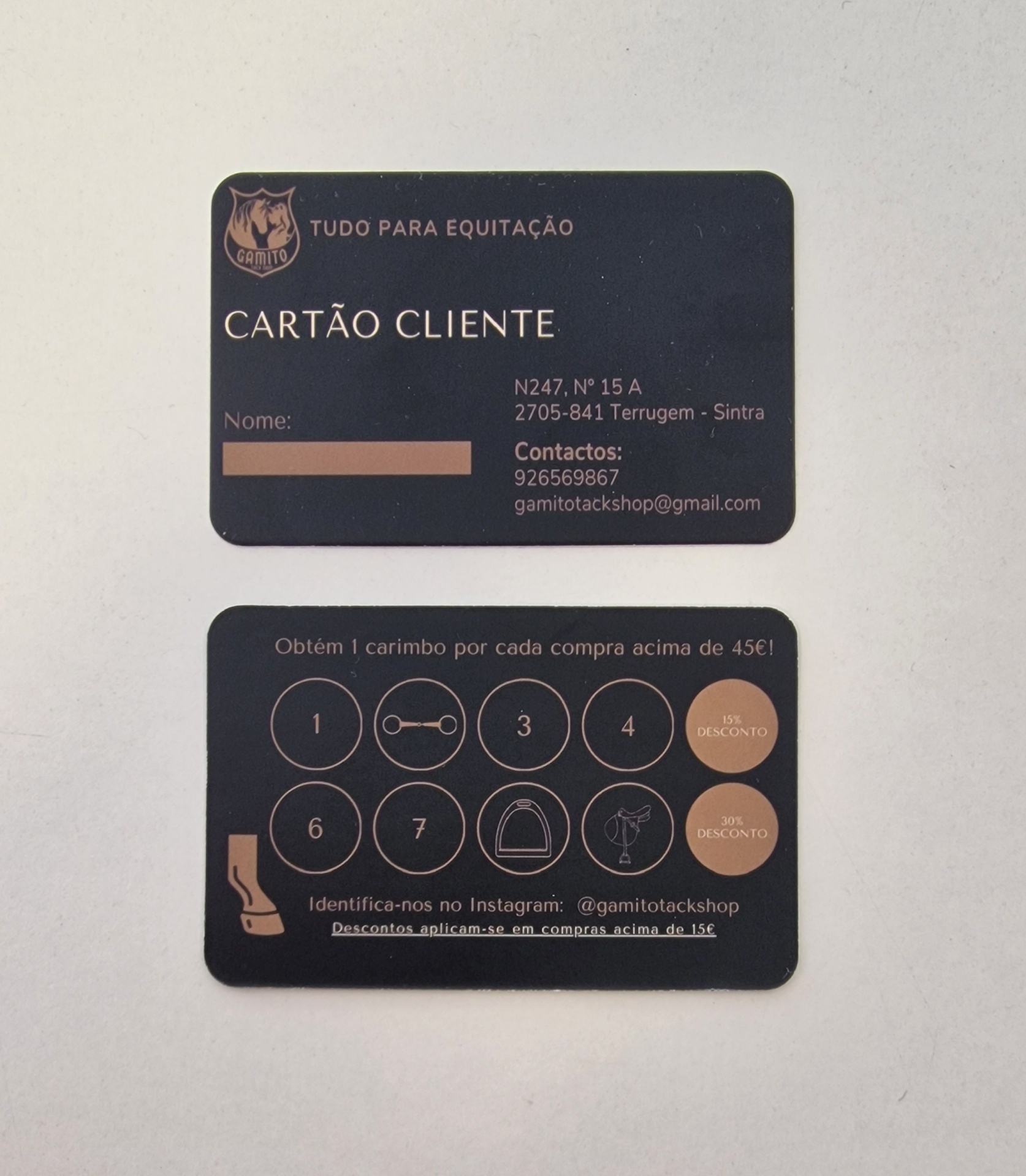 Cartões de cliente pretos com texto dourado e branco, carimbos numerados e logótipo de equitação