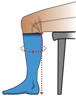 Perna com meia azul sentada numa cadeira, com indicações de medidas em vermelho.