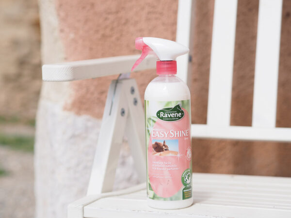 Desembaraçador Easy Shine RAVENE Frasco plástico de spray Ravene Easy Shine numa cadeira branca