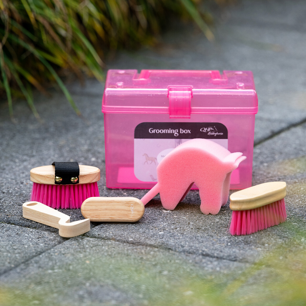 Grooming Box p/ Hobby Horse QHP Conjunto grooming para cavalos com escovas rosa e esponja em forma de cavalo