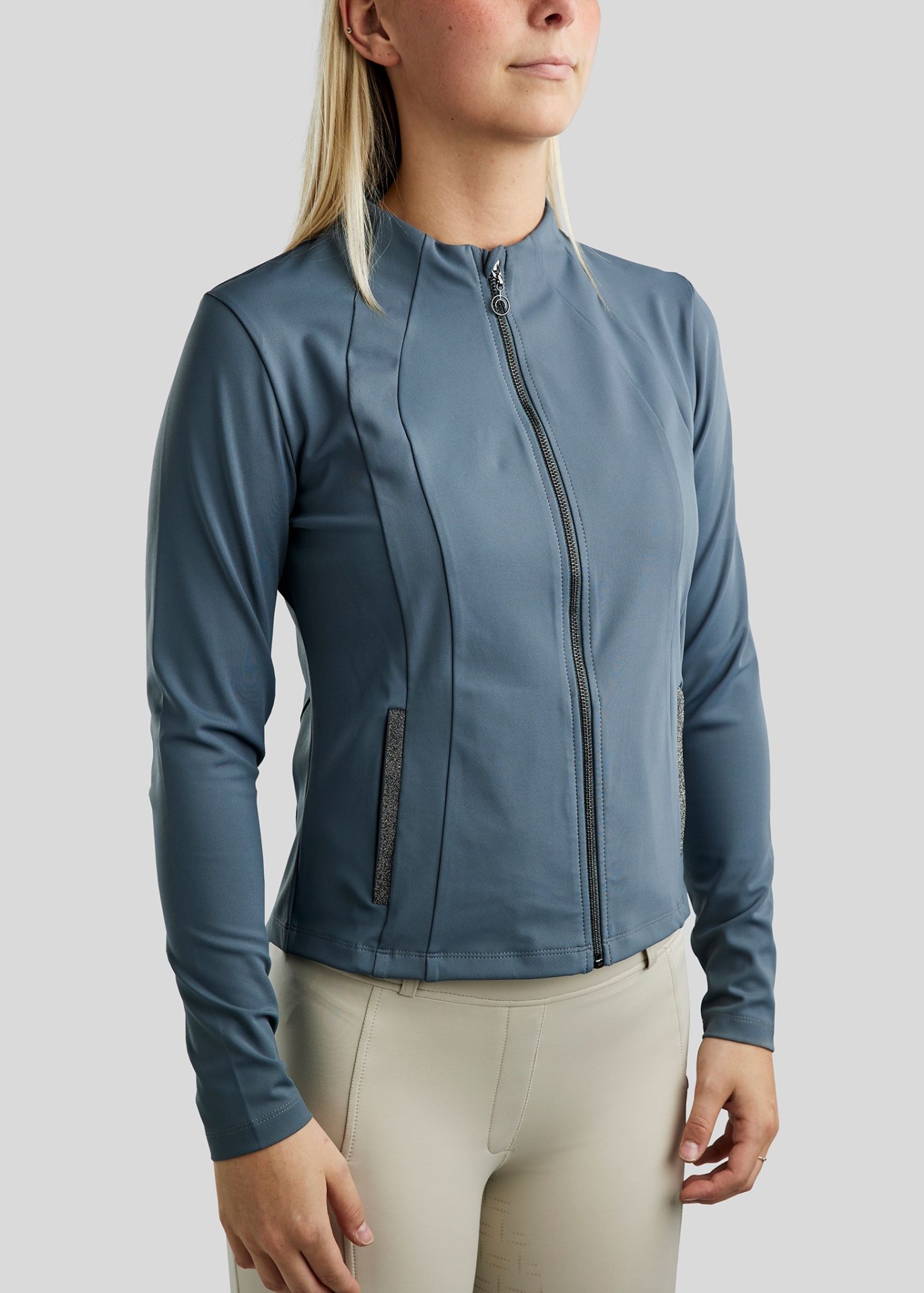 Casaco de Senhora MONTAR 'Gloria' Casaco desportivo feminino azul cinzento com fecho e bolsos, tecido liso, usado com calças bege