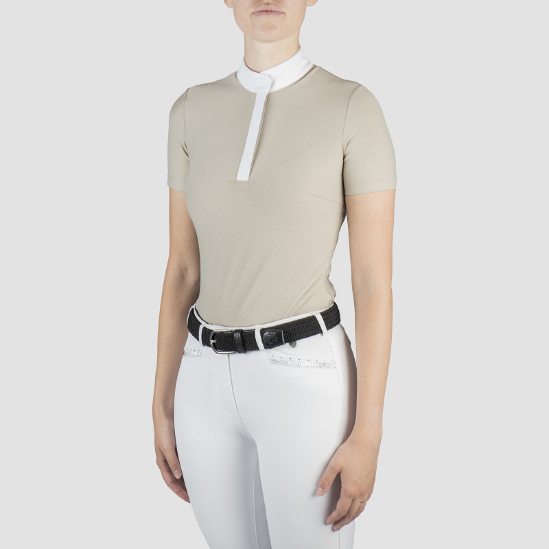 Pólo de Concurso de Senhora HORKA Sabrina Blusa bege de manga curta com gola branca e calças brancas com cinto preto