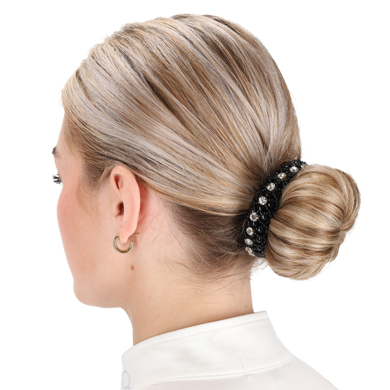 Elástico p/ Cabelo QHP Diamond Mulher com cabelo loiro preso em coque com elástico preto brilhante e brinco de argola dourada