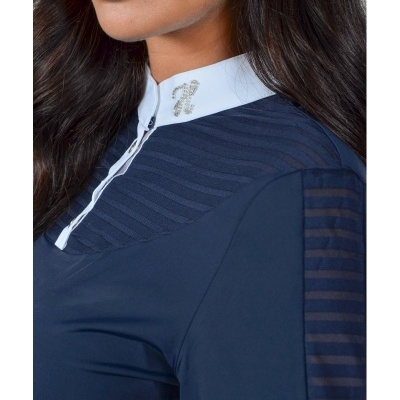 Parte superior de roupa feminina azul escuro com gola branca e detalhes bordados