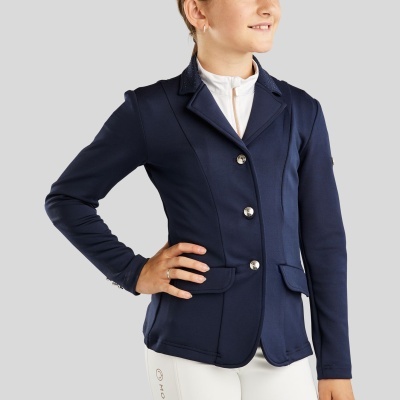 Blazer azul-marinho com botões e calças brancas com marca Montar